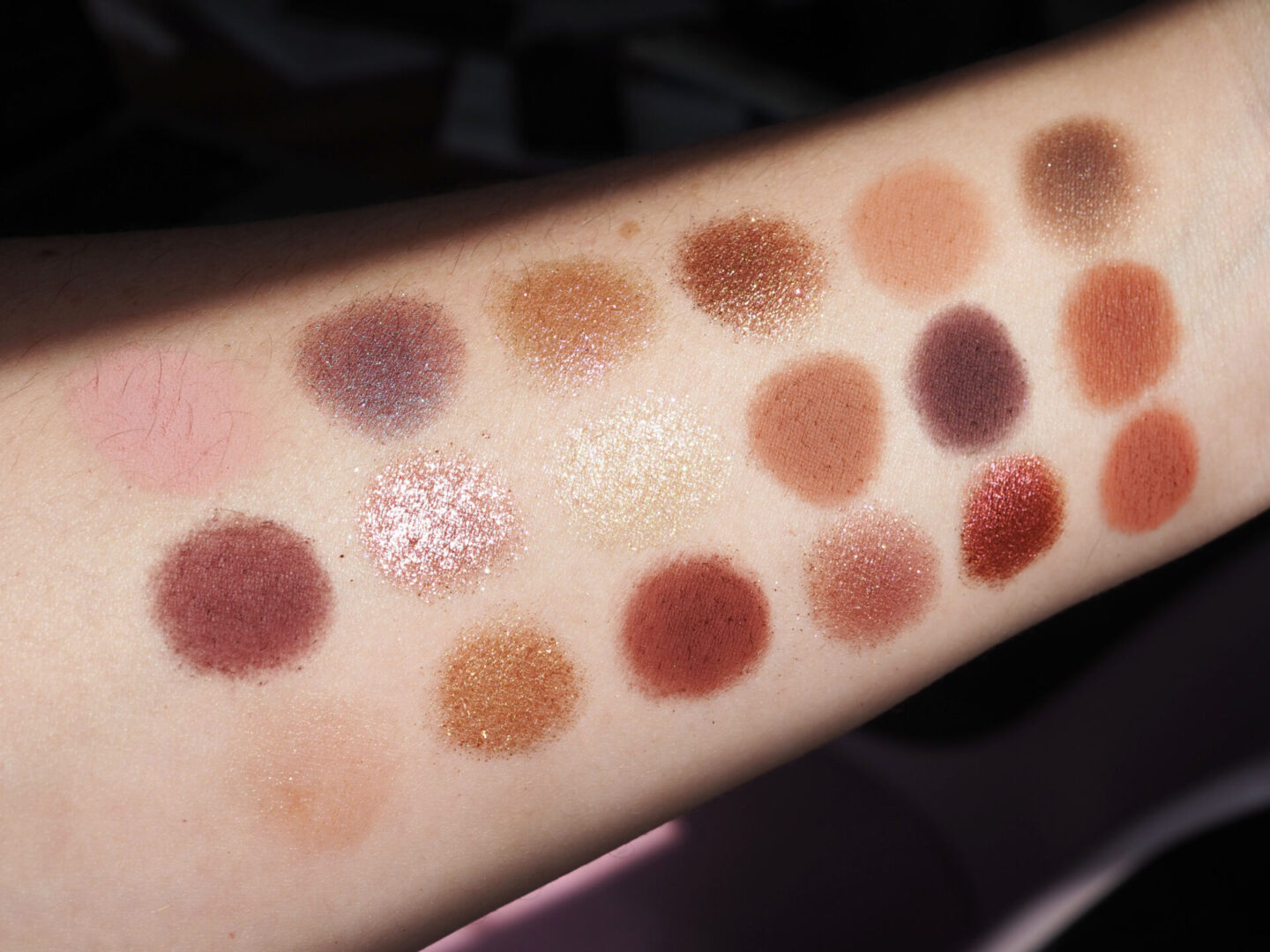 huda naughty nude swatches and review